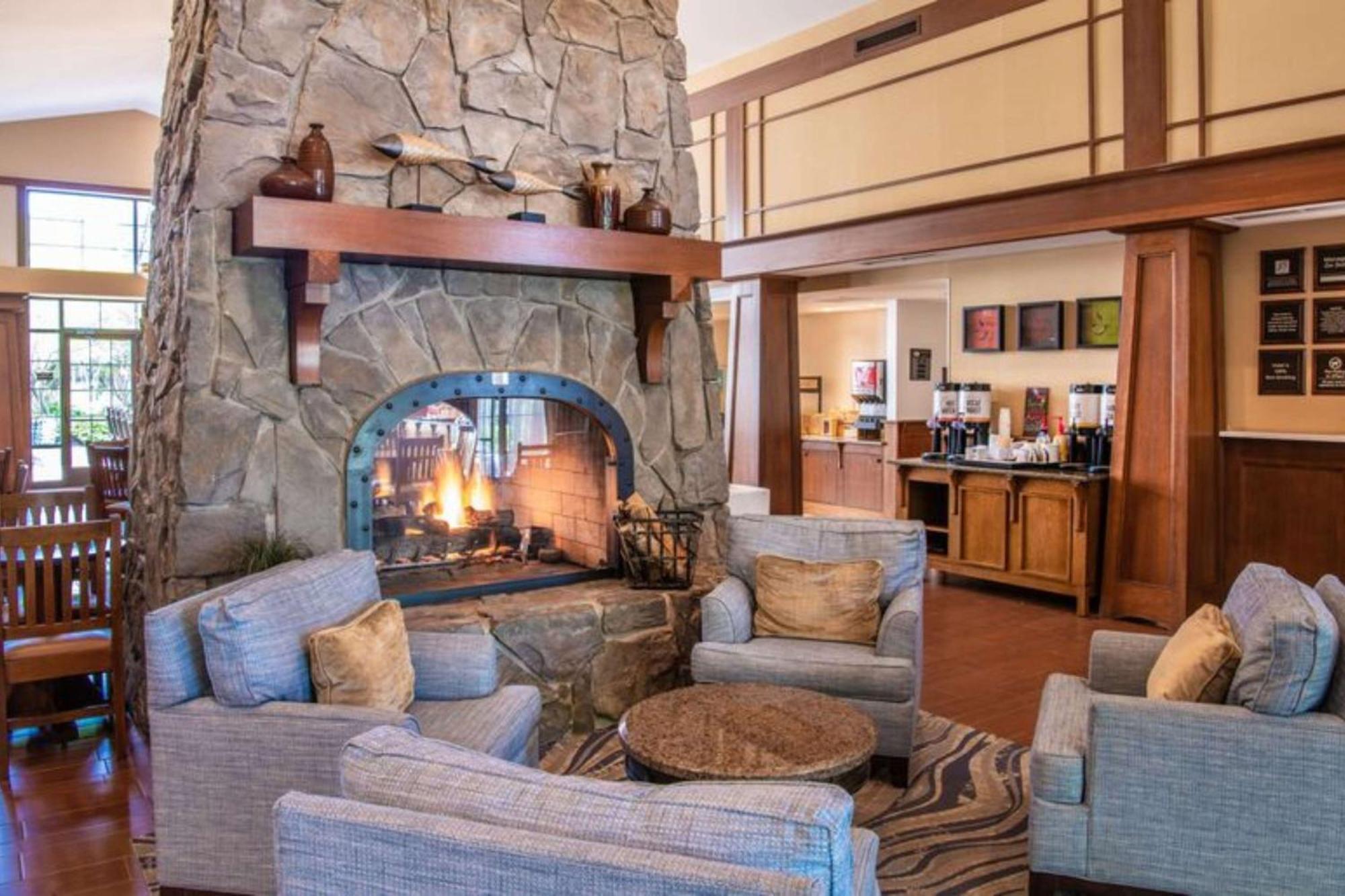 Hampton Inn & Suites Rochester/Виктор Екстериор снимка