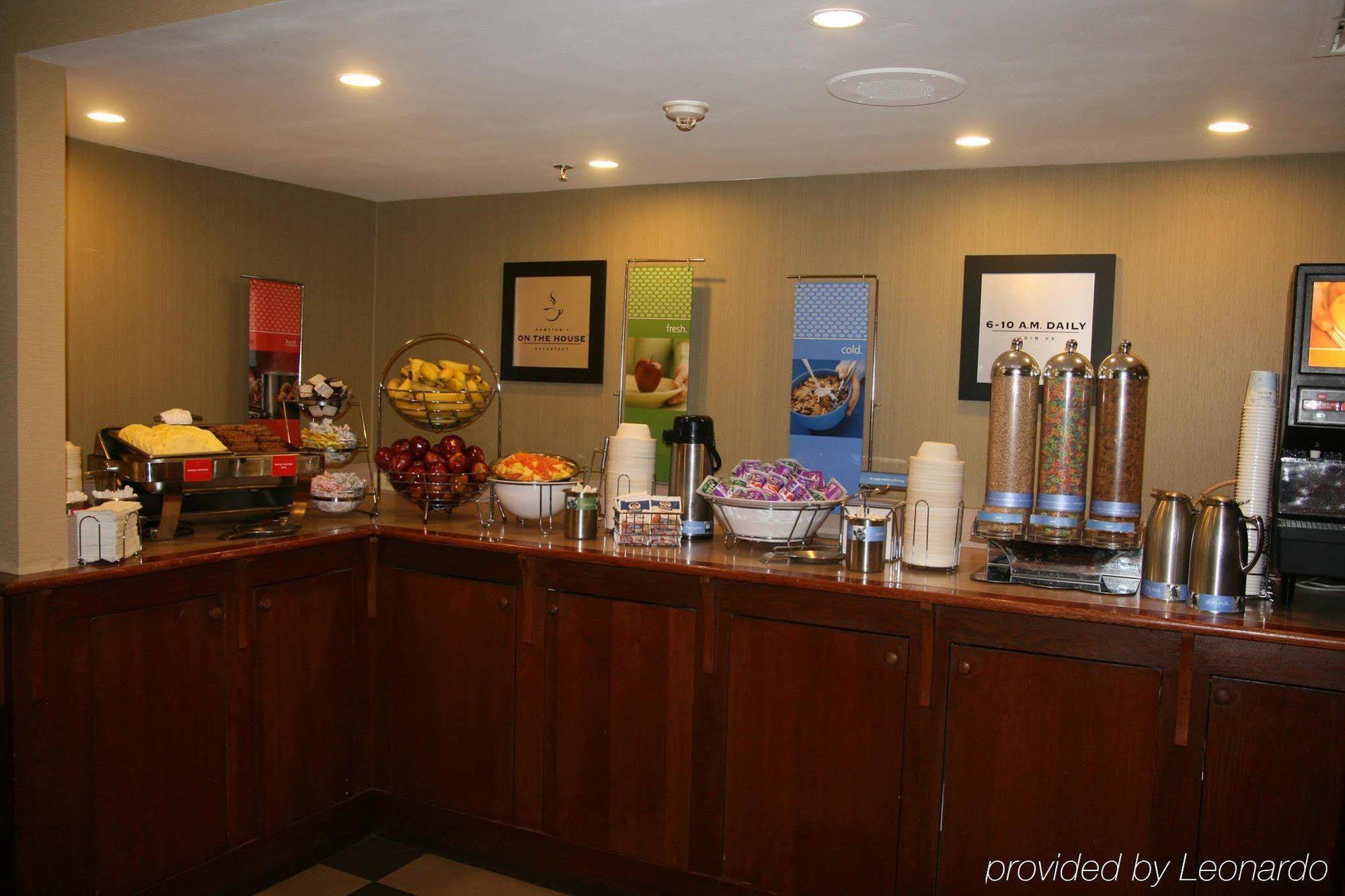 Hampton Inn & Suites Rochester/Виктор Ресторант снимка