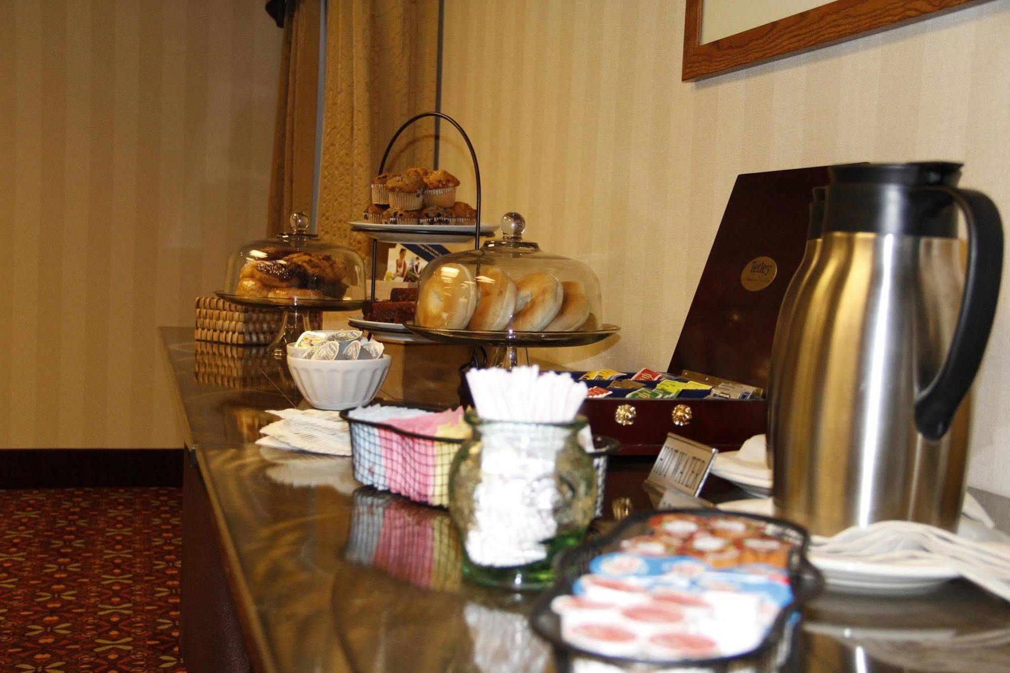 Hampton Inn & Suites Rochester/Виктор Ресторант снимка