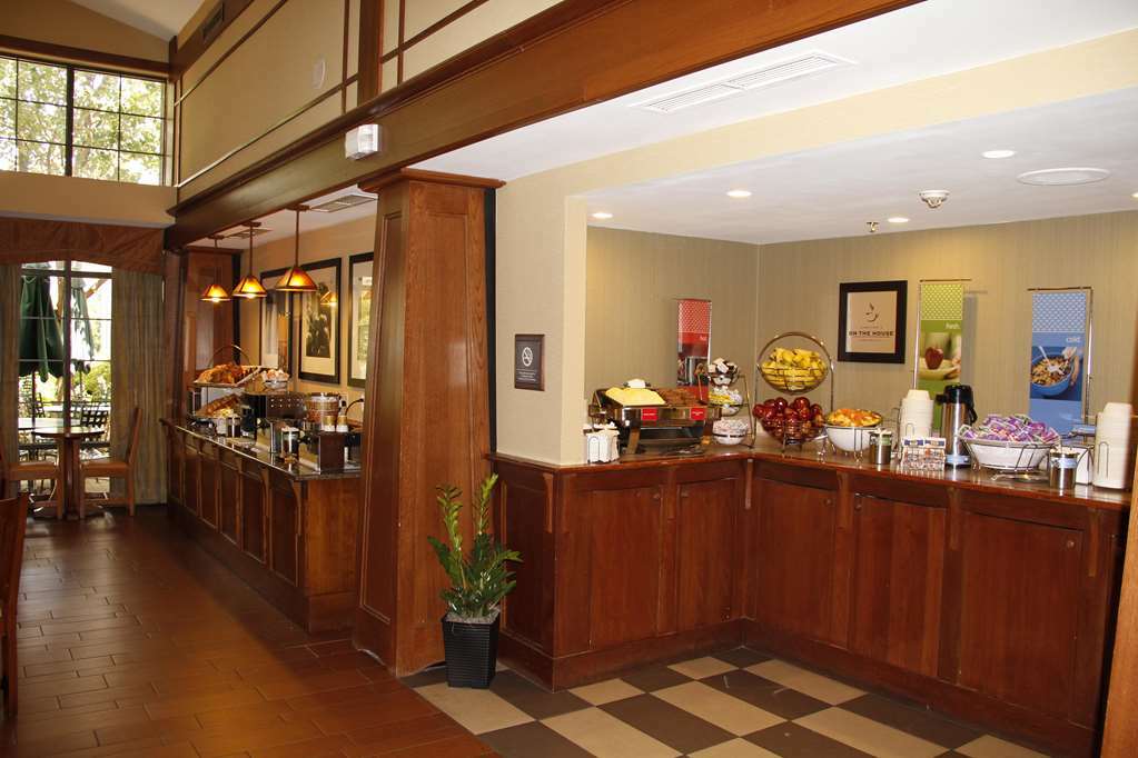 Hampton Inn & Suites Rochester/Виктор Ресторант снимка